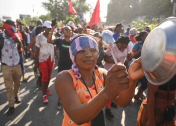 Factory workers demonstrate to demand better wages and working conditions in Port-au-Prince on May 9, 2023. - Employees in the clothing manufacturing sector took part in a demonstration to demand a minimum of 2,500 gourdes ($16) a day. (Photo by Richard PIERRIN / AFP)