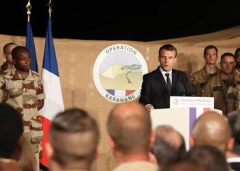French president Emmanuel Macron speaks to 700 French soldiers of Barkhane forces on December 22, 2017 during a visit at the French air force base in Niamey. / AFP PHOTO / LUDOVIC MARIN
