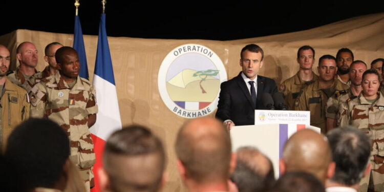 French president Emmanuel Macron speaks to 700 French soldiers of Barkhane forces on December 22, 2017 during a visit at the French air force base in Niamey. / AFP PHOTO / LUDOVIC MARIN