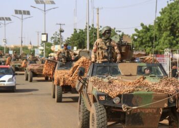 A convoy of French troops based in Niger drives by as they prepare to leave Niger, in Niamey, October 10, 2023. REUTERS/Mahamadou Hamidou NO RESALES. NO ARCHIVES