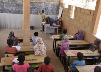 Zaneidou, top of his sixth grade class teaches reading to his classmates. Zaneidou’s teacher proudly calls him his assistant

Niger Sponsosrship Office encourages reading improvement by all means. It particularly encourages peermentoring in reading.