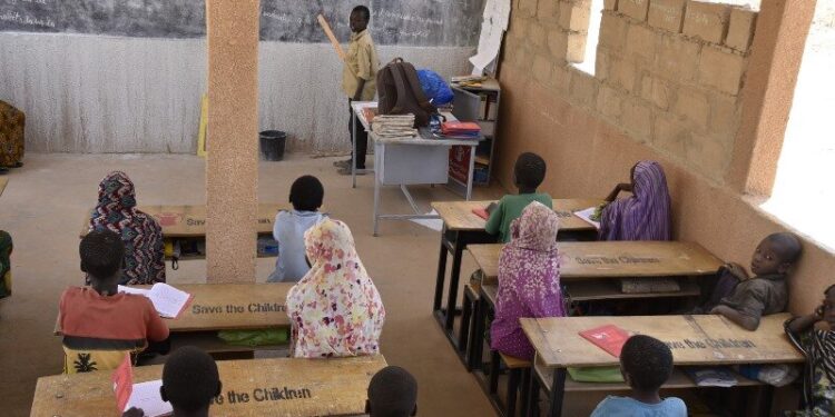 Zaneidou, top of his sixth grade class teaches reading to his classmates. Zaneidou’s teacher proudly calls him his assistantNiger Sponsosrship Office encourages reading improvement by all means. It particularly encourages peermentoring in reading.