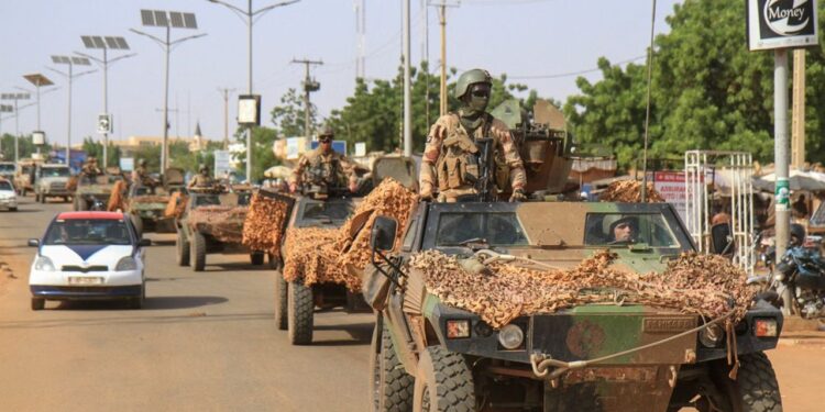A convoy of French troops based in Niger drives by as they prepare to leave Niger, in Niamey, October 10, 2023. REUTERS/Mahamadou Hamidou NO RESALES. NO ARCHIVES