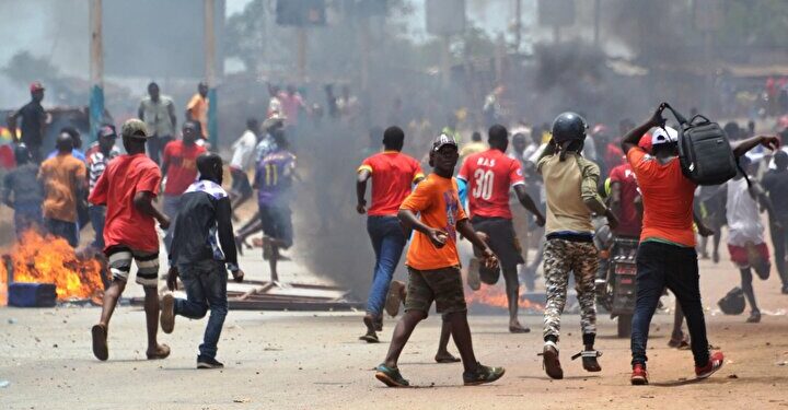 Guinean opposition supporters clash with anti-riot police in Conakry on March 22, 2018.
The police dispersed on March 22 in Conakry a demonstration of the Guinean opposition to demand "the truth of the polls", after February 4 local elections. / AFP PHOTO / CELLOU BINANI